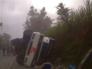 Motorista escapa após carreta com fertilizante tombar em curva na BR-104