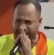 [Vídeo] Gari emociona clientes ao cantar em bar no centro de Maceió