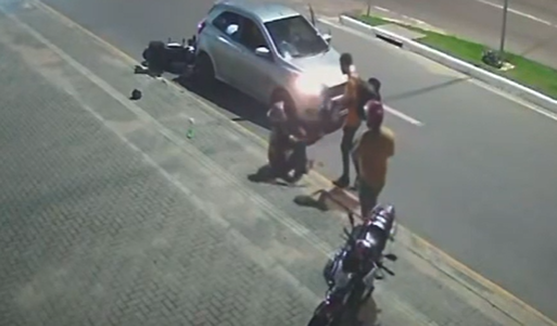 Câmeras registram momento em que motociclista é arremessado sobre veículo no Jardim Petrópolis