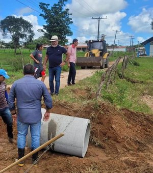 Zé Pacheco inspeciona trabalho de recuperação das estradas vicinais de São Sebastião
