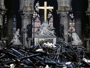 Emmanuel Macron promete reconstruir Notre-Dame em até 5 anos