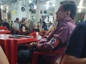 Homem que exibiu símbolo nazista em bar  será investigado
