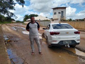 [Vídeo] Buracos e lama dificultam tráfego e provocam prejuízo a motorista na Marginal Piauí em Arapiraca