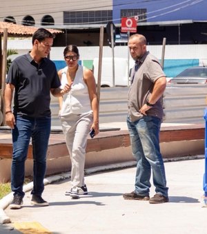 Vice-prefeito e titular da Seminfra visita fase final de revitalização de praça no Santo Eduardo