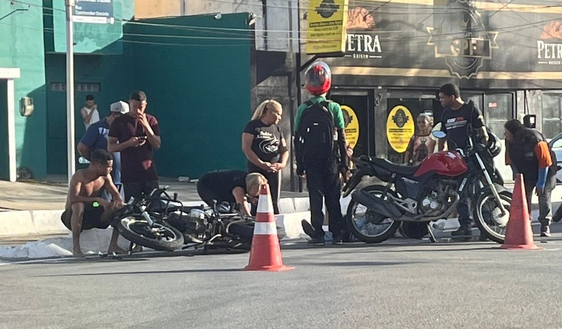 Colisão entre duas motocicletas deixa feridos no bairro da Pajuçara, em Maceió