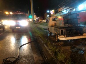 Bombeiros são acionados para incêndio em veículo na Av. Menino Marcelo