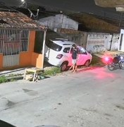 Homem usando tornozeleira eletrônica é flagrado tentando furtar casas e carros no Cruzeiro do Sul