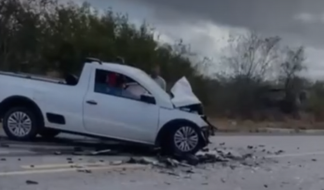 [Vídeo] Colisão entre dois carros deixa feridos na BR-423, em Inhapi