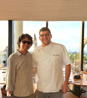 Djavan visita novo restaurante badalado de Maceió e aprecia pôr do sol na orla da Pajuçara