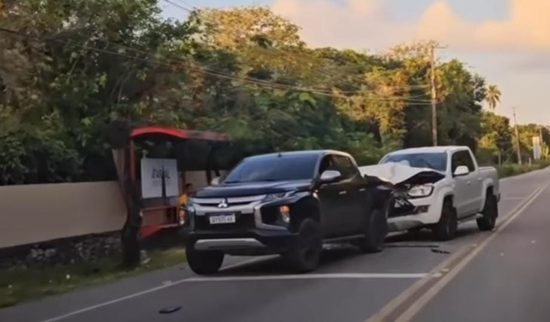 [Vídeo] Duas caminhonetes colidem na AL-101 Norte em Ipioca