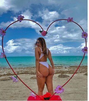 Geisy Arruda sensualiza nas praias de Maragogi