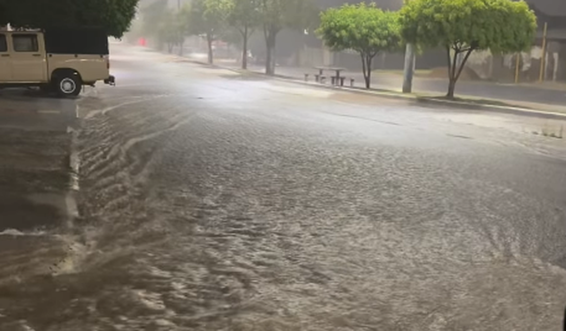 Chuvas provocam alagamentos, arrastam carro e deixam ponte sob risco em Delmiro Gouveia