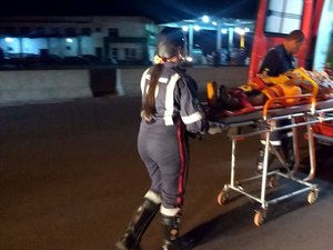 Motociclista sofre fratura exposta ao colidir com mureta de proteção na AL-220