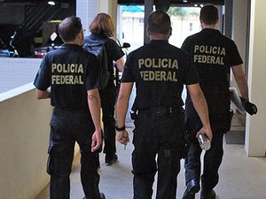 Policiais federais cumprem 45 mandados de prisão contra doleiros