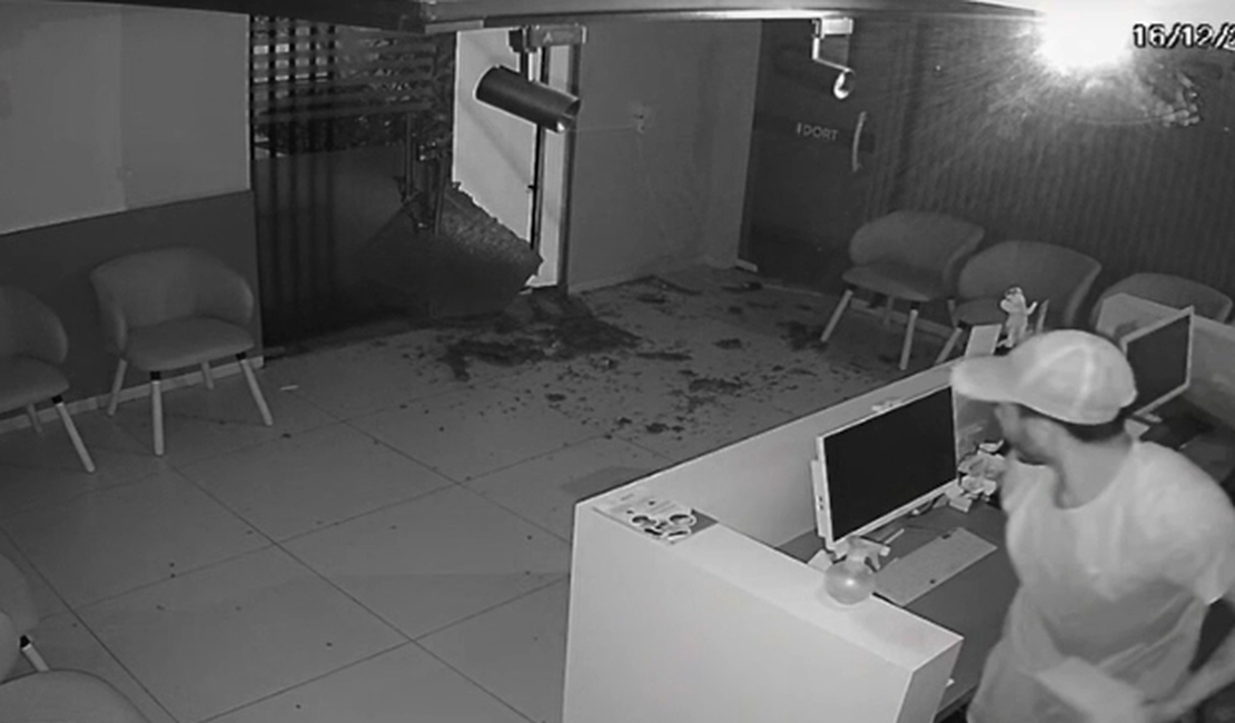 Dupla invade clínica de ortopedia e furta celular no bairro da Ponta Verde