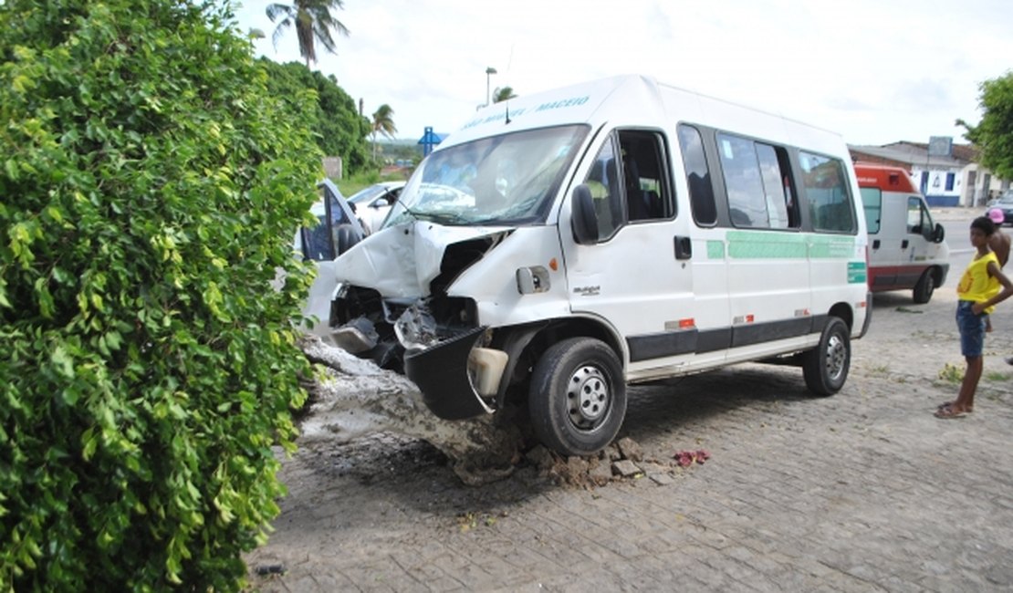 Acidente com van deixa quatro feridos em Satuba
