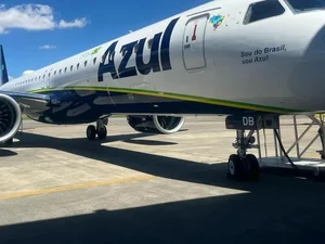 Azul deve indenizar casal em R$ 6 mil por cancelamento de voo sem comunicação prévia