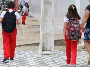 Ortopedista faz alerta sobre peso de mochilas escolares