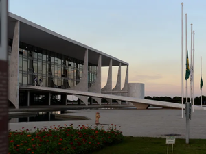 “Democracia não suporta grades”, diz Lula ao mandar retirar barreiras do Planalto