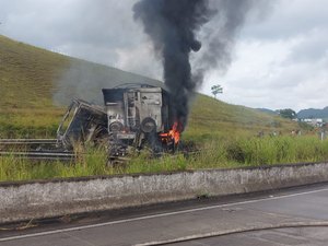 Caminhão tomba na BR-101, gera incêndio e motorista sobrevive