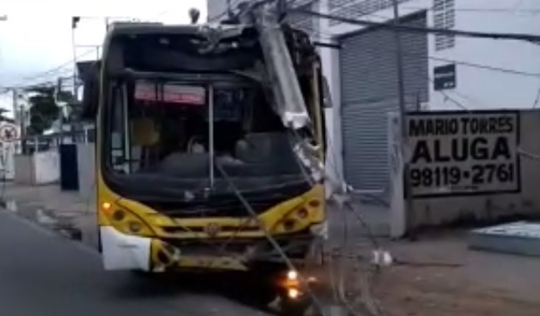 Motorista de ônibus tem mal súbito e causa acidente no Feitosa