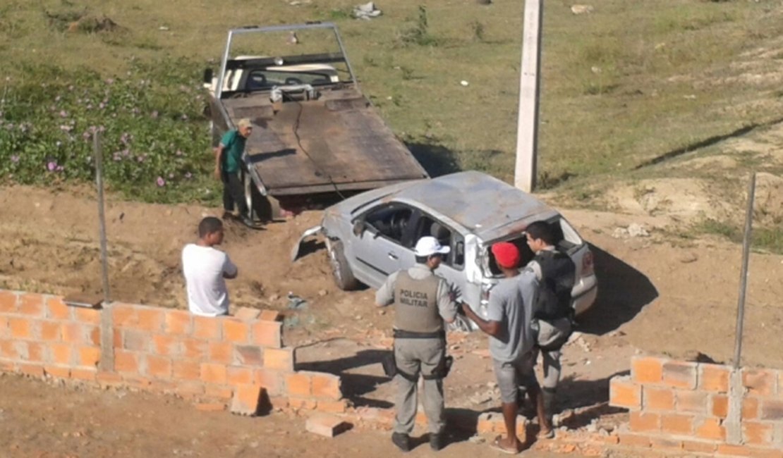 Motorista perde controle do veículo e colide contra muro