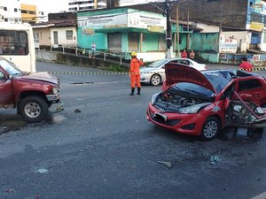 Colisão entre carros deixa um ferido na Av. Menino Marcelo, em Maceió