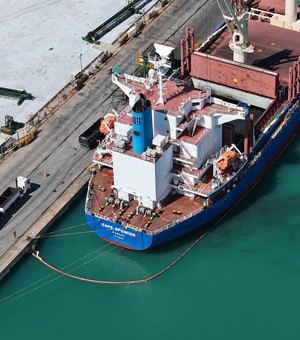 IMA multa empresa por contaminar o mar com subproduto do petróleo no Porto de Maceió