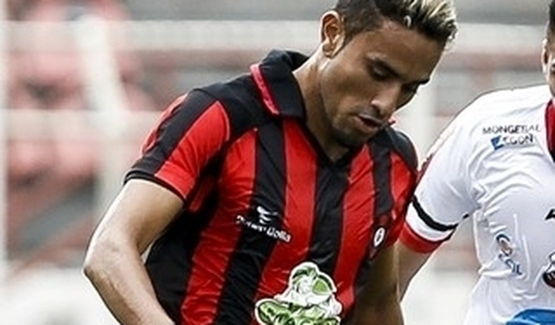 Acidente envolvendo carreta e moto é registrado no centro de Arapiraca