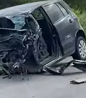 Fisioterapeuta morre após colidir carro contra caminhão em Delmiro Gouveia