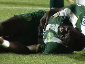 Bolasie, da Chapecoense, é internado com lesão rara no pâncreas após pancada em duelo contra o Cruzeiro