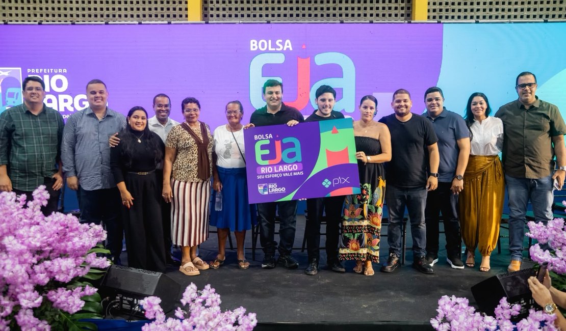 Prefeito Pedro Carlos realiza pagamento da Bolsa EJA e reforça compromisso com educação de jovens e adultos
