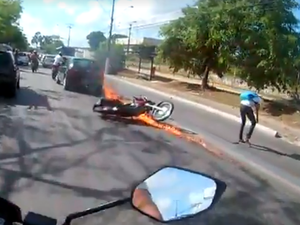 Motocicleta pega fogo após colisão e deixa duas pessoas feridas em Maceió
