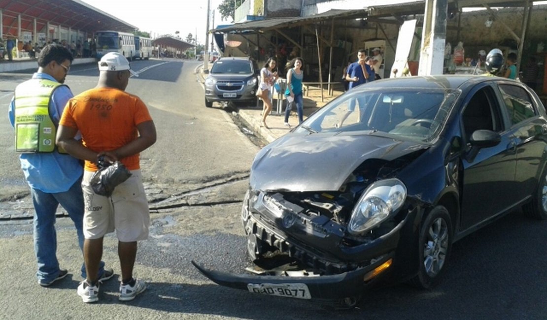 Condutor embriado desrespeita sinalização e provoca acidente