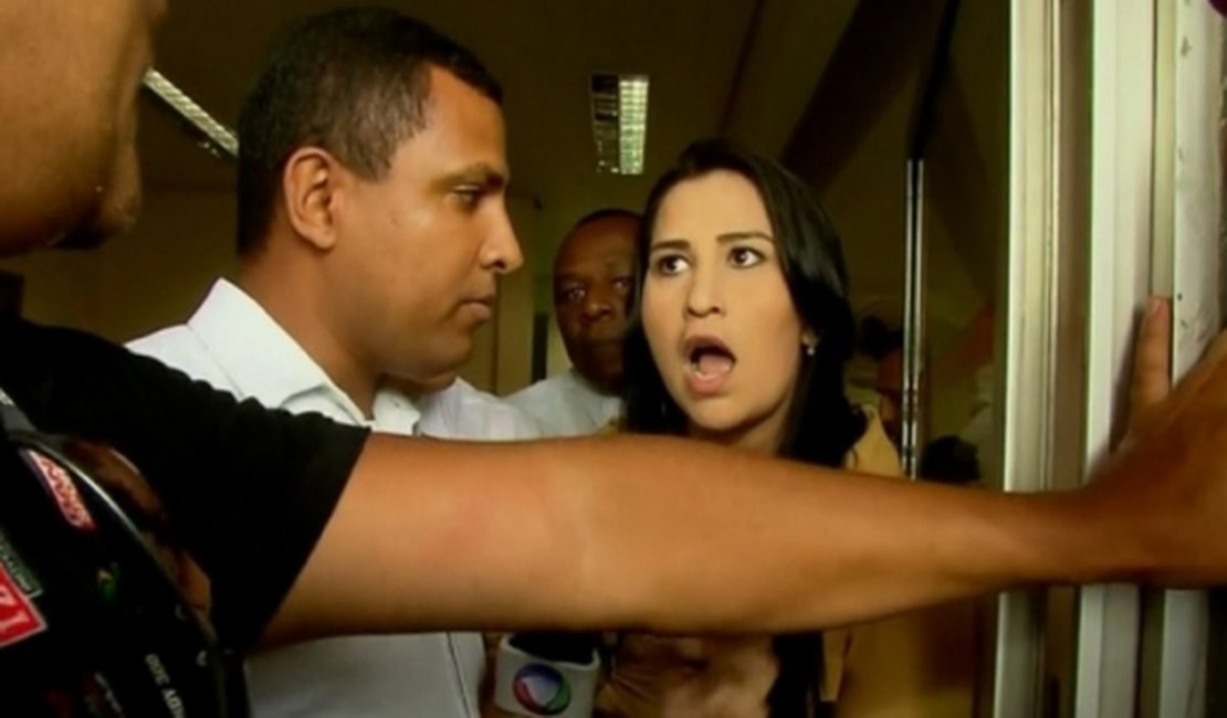 Repórter briga com segurança de hospital