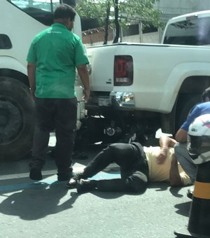 Motociclista fica ferido após colidir contra carreta na Avenida Fernandes Lima