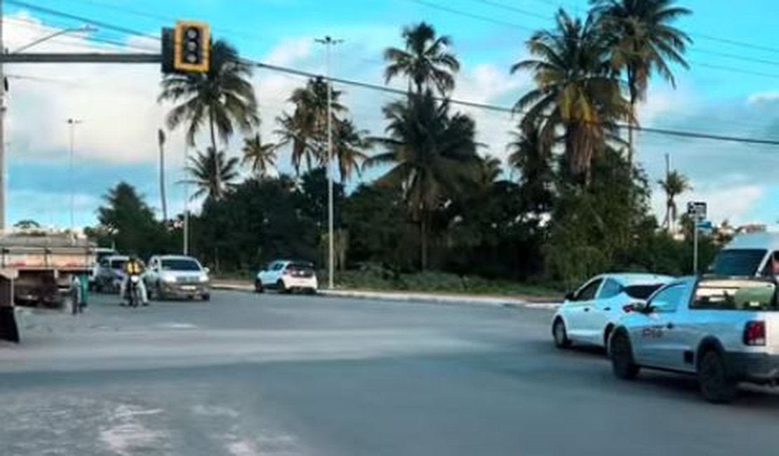 [Vídeo] Semáforo apagado preocupa condutores que trafegam por Marginal do Riacho Piauí, em Arapiraca