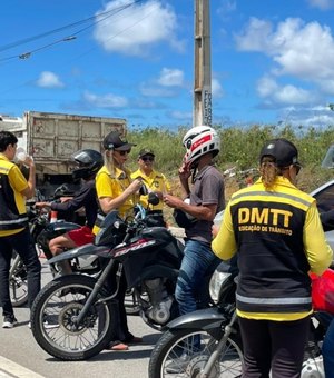 DMTT realiza ação educativa com motociclistas na Avenida Rota do Mar