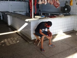 Homem leva paulada em confusão no Mercado Público de Arapiraca