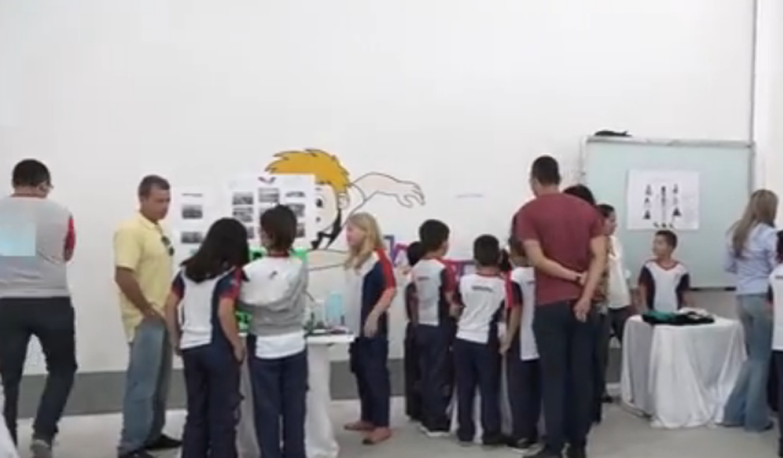 [Vídeo] Pais incentivam filhos em mostra realizada pelo Colégio Santa Afra