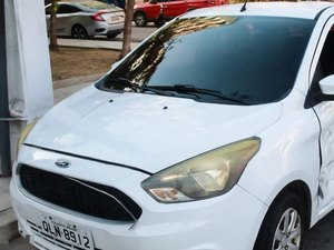 Colisão entre carros deixa mulher ferida em avenida da Ponta Verde