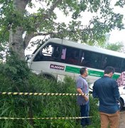 Colisão entre carro e ônibus deixa uma pessoa morta e outra gravemente ferida