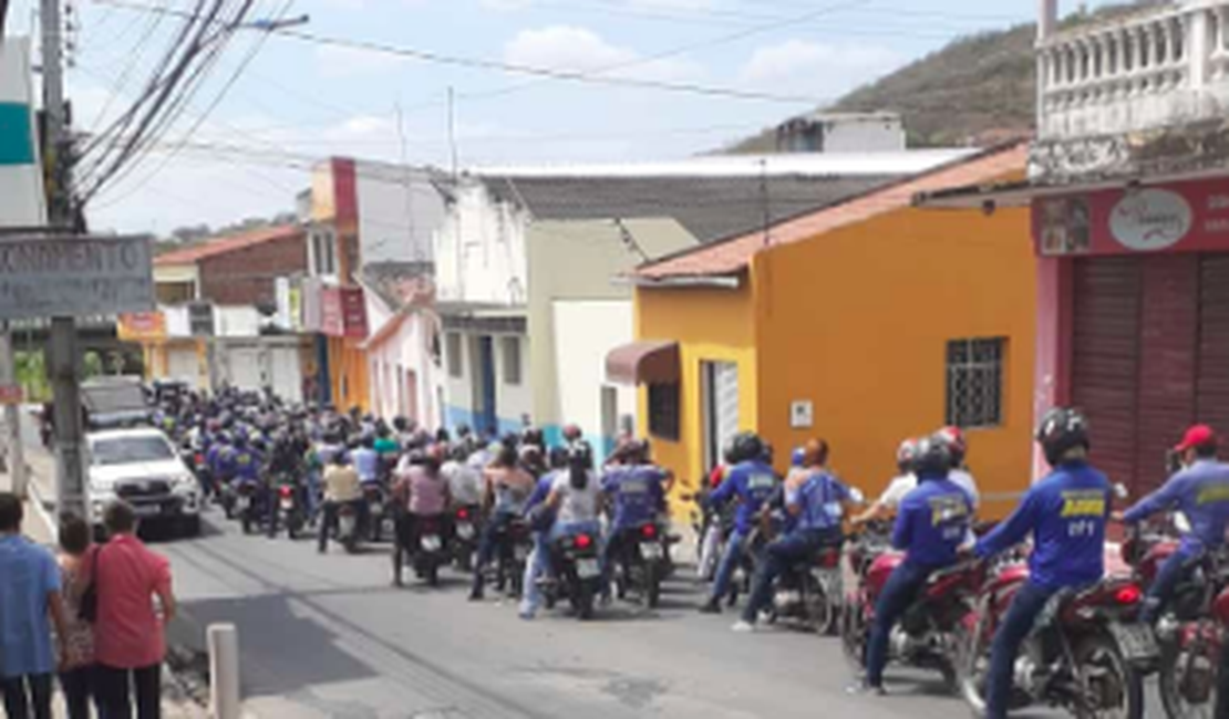 Sepultamento de mototaxista morto por motorista embriagado reúne multidão em Santana