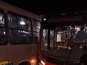 [Vídeo] Colisão entre ônibus deixa cinco passageiros feridos em Maceió