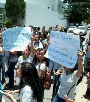 Estudantes do Ifal Campus Maceió protestam contra a PEC 241