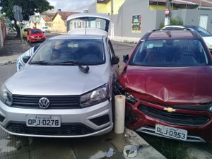 [Vídeo] Motorista não respeita sinalização e provoca acidente em cruzamento 
