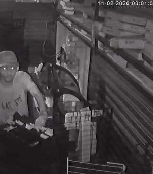 [Vídeo] Homem invade igreja no Barro Duro e furta notebook de área de alimentação