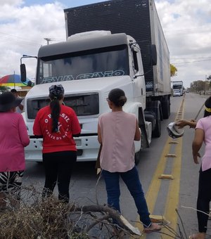 [Vídeo] Moradores da zona rural de Ouro Branco ocupam rodovia federal em protesto contra falta de água