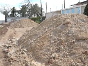 [Vídeo] Cansados de esperar, moradores fazem vaquinha e consertam rua em Arapiraca 