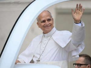 Papa Leão XIV é aplaudido ao reaparecer de papamóvel após cirurgia